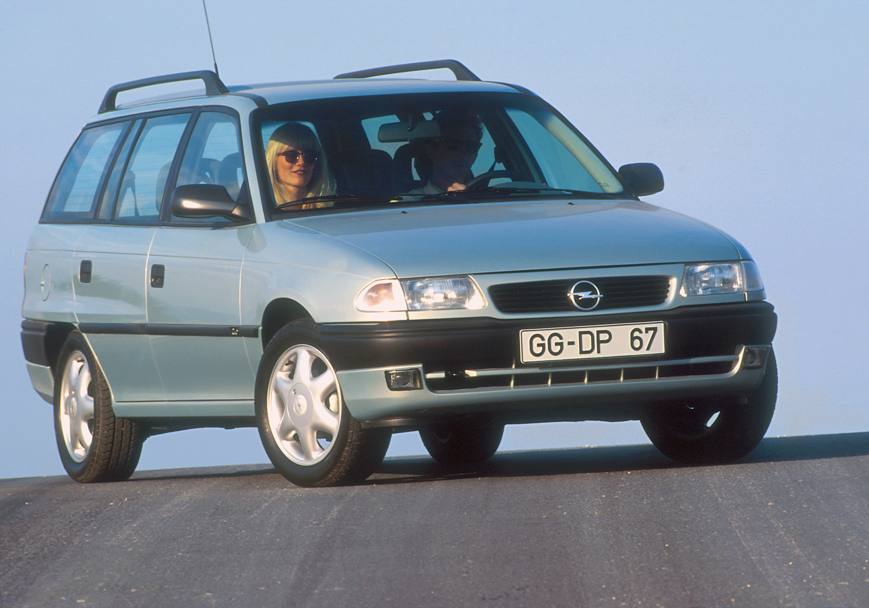Astra F Caravan (1991-1997): si riparte puntando sulla sicurezza: 4,1 milioni di vendite! 